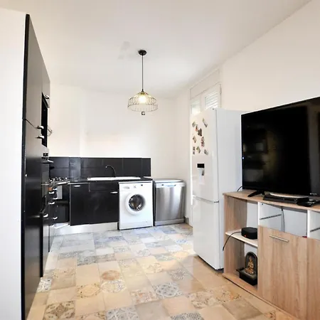 Gorgeous In De La S With Kitchen